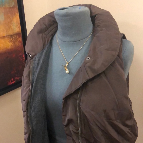 Gap Grayish Brown Collared Puffer Vest 🤎 ————————- - Picture 2 of 3
